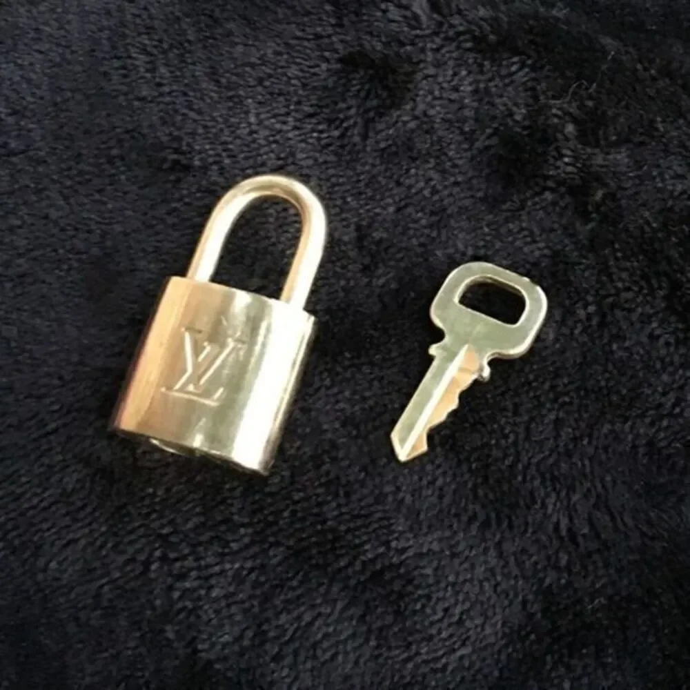 AUTHENTIC Near Mint Louis Vuitton lock and key - Picture 11 of 13